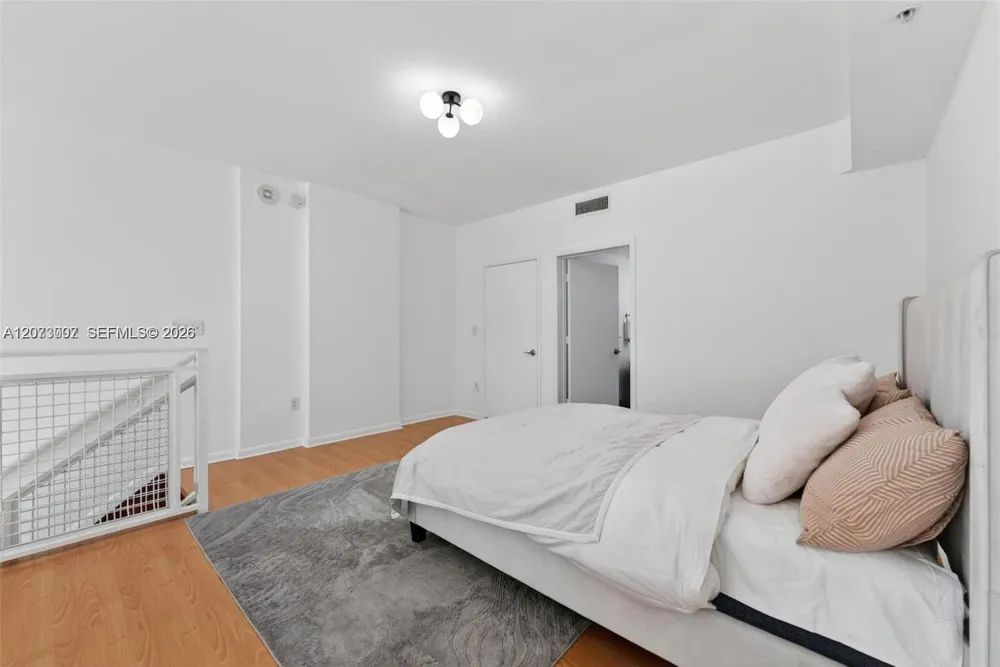 253 NE 2nd St #424 Miami, FL 33132