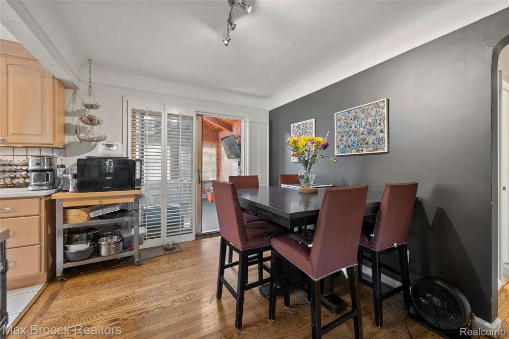 18135 Kinross Avenue Beverly Hills Village, MI 48025