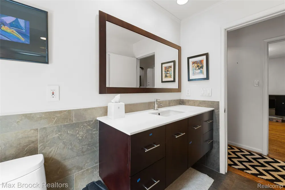 18135 Kinross Avenue Beverly Hills Village, MI 48025