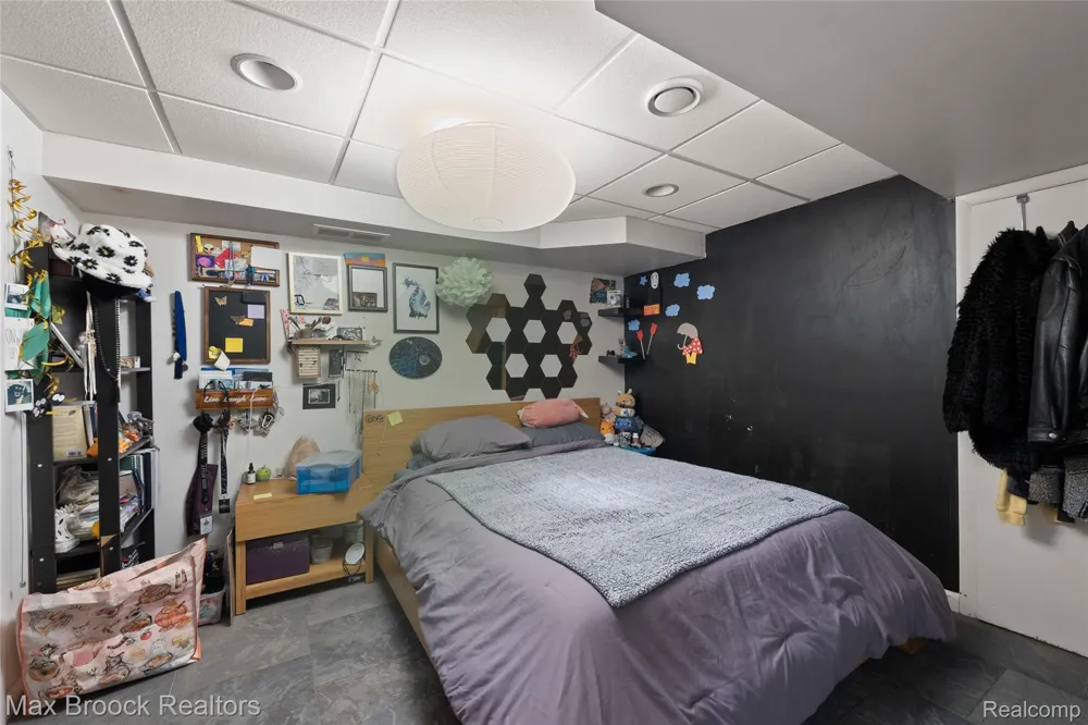 18135 Kinross Avenue Beverly Hills Village, MI 48025