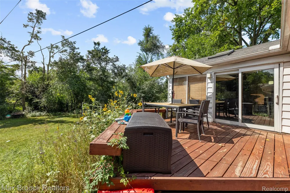 18135 Kinross Avenue Beverly Hills Village, MI 48025