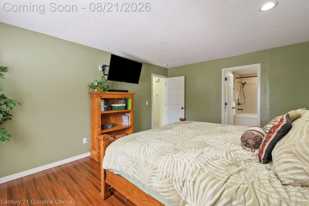 7981 Lawrence West Bloomfield Charter Township, MI 48322