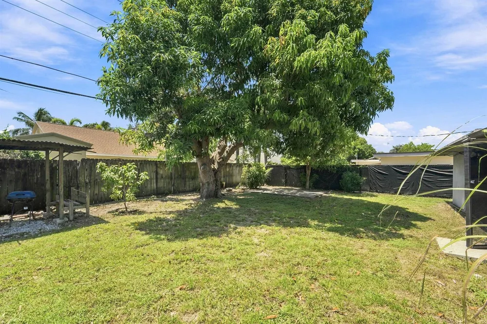 1010 Pinetree Drive Lantana, FL 33462