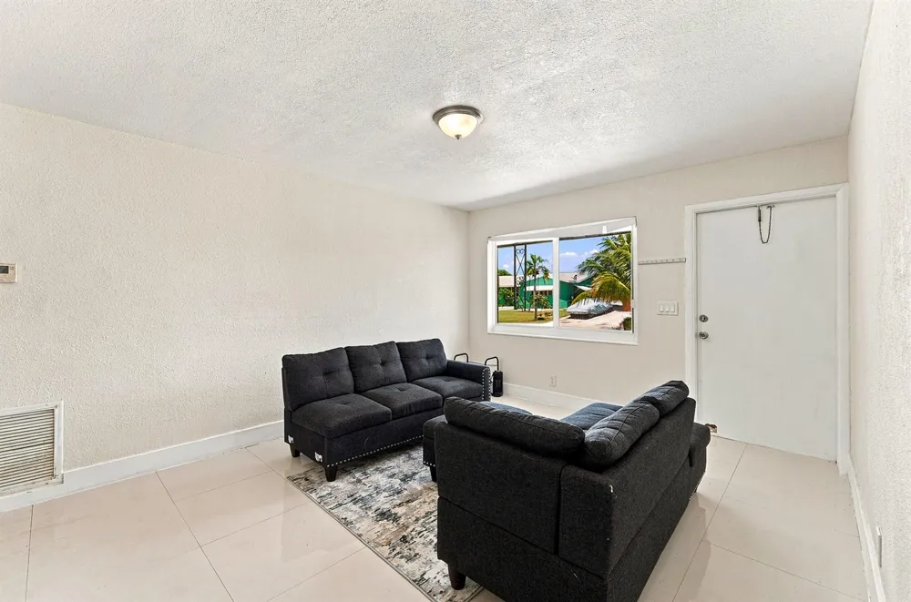 1010 Pinetree Drive Lantana, FL 33462