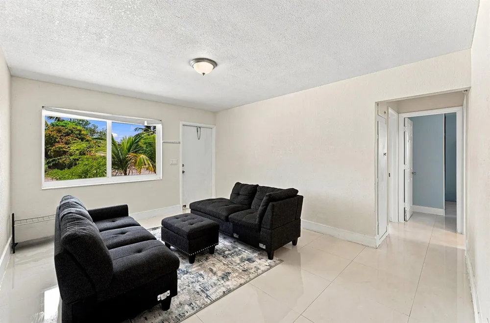1010 Pinetree Drive Lantana, FL 33462