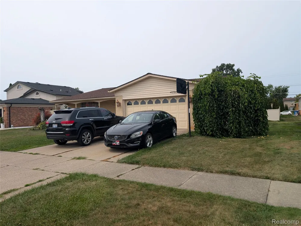 27072 Simone Street Dearborn Heights City, MI 48127