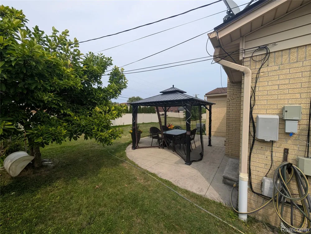 27072 Simone Street Dearborn Heights City, MI 48127