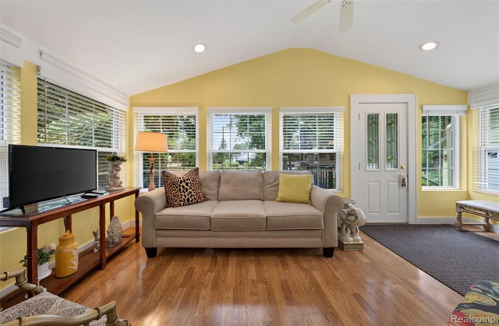 3841 Covert Road Waterford Charter Township, MI 48328