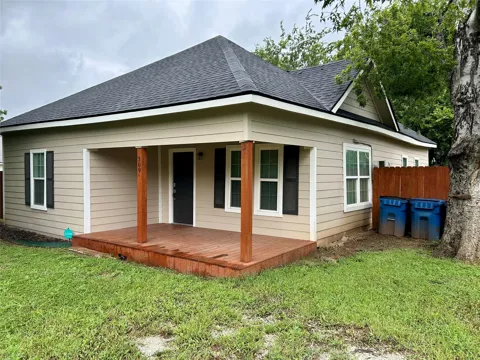 309 Neches Street