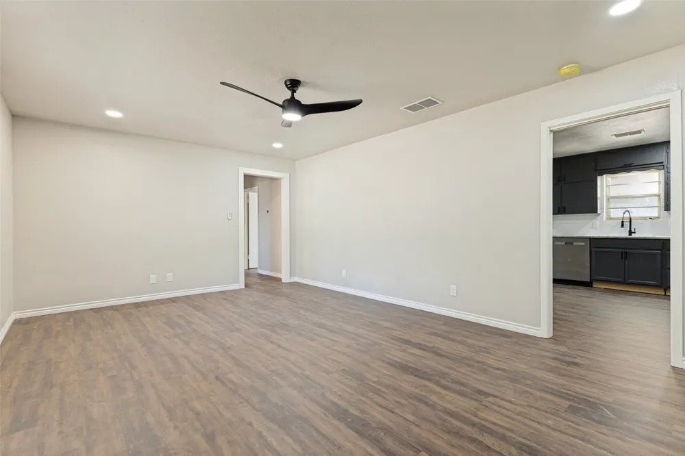 3021 Edith Lane Haltom City, TX 76117