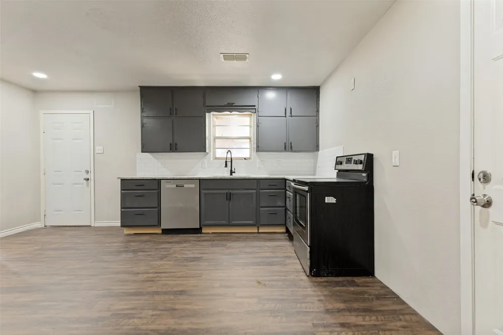 3021 Edith Lane Haltom City, TX 76117