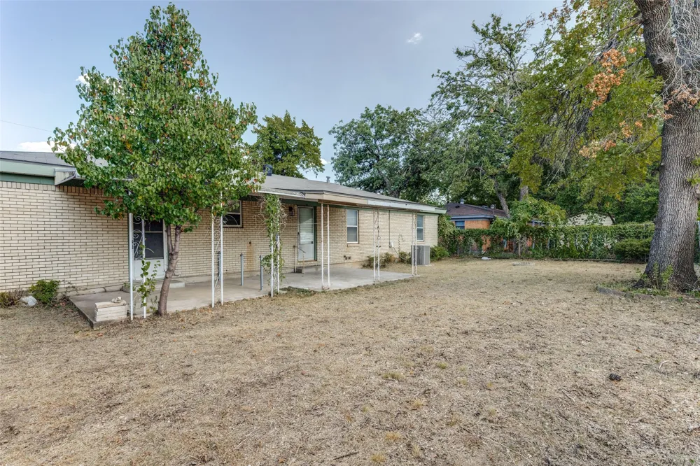 3021 Edith Lane Haltom City, TX 76117