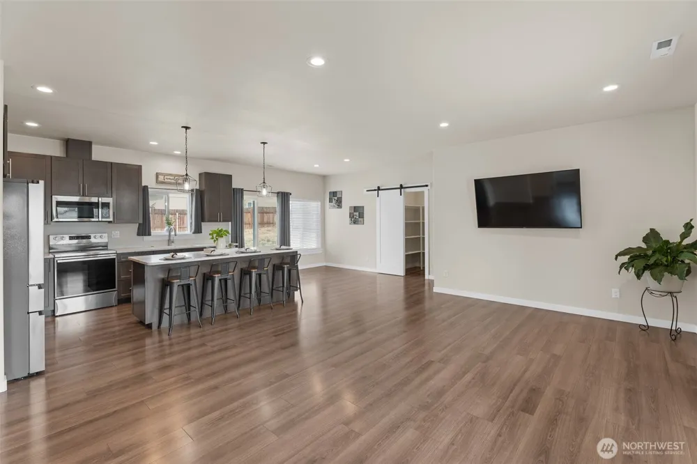 158 Saratoga LN Malaga, WA 98828