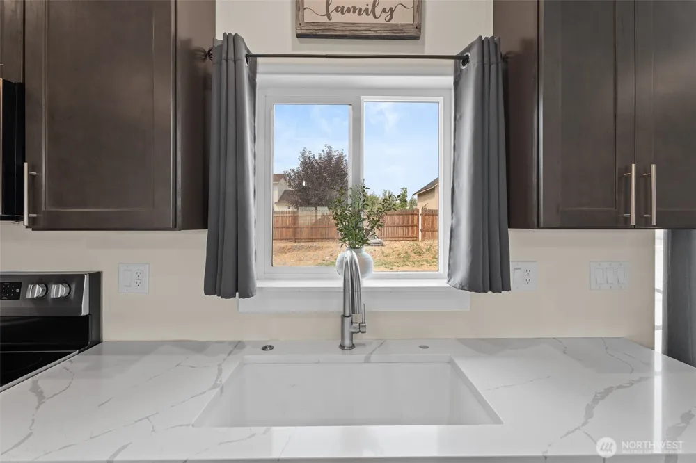 158 Saratoga LN Malaga, WA 98828