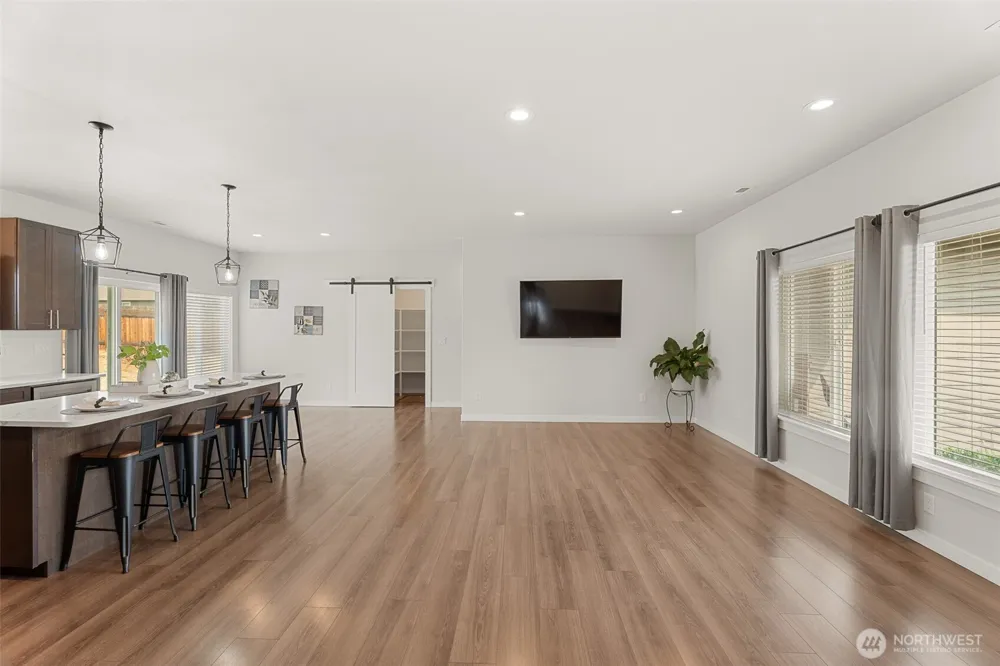 158 Saratoga LN Malaga, WA 98828