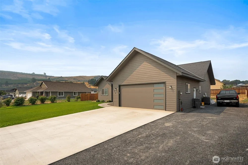 158 Saratoga LN Malaga, WA 98828