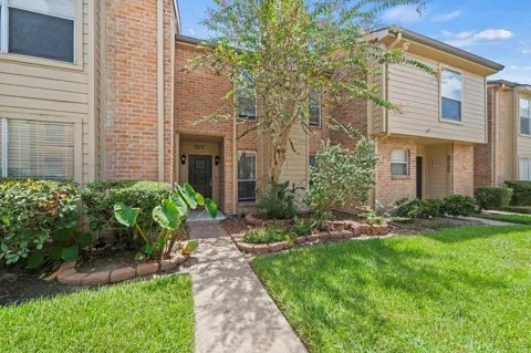 925 Memorial Village Drive #25