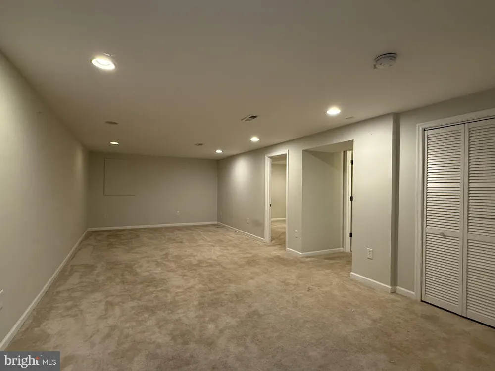 220 SUMMIT HALL ROAD Gaithersburg, MD 20877