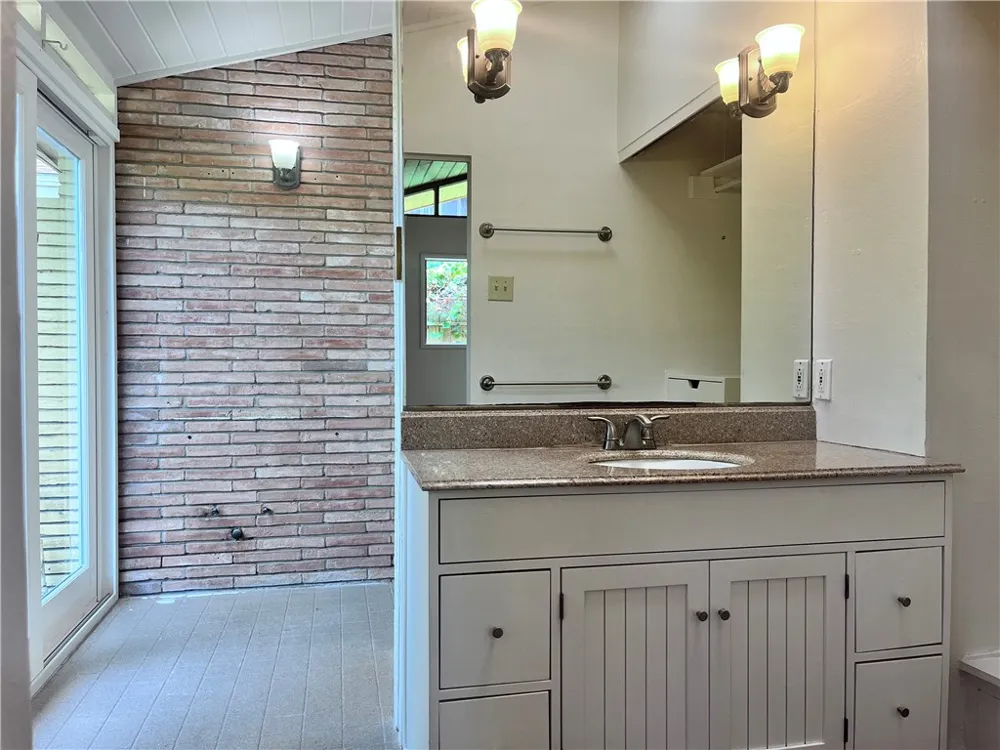 114 E Janin Circle Portland, TX 78374