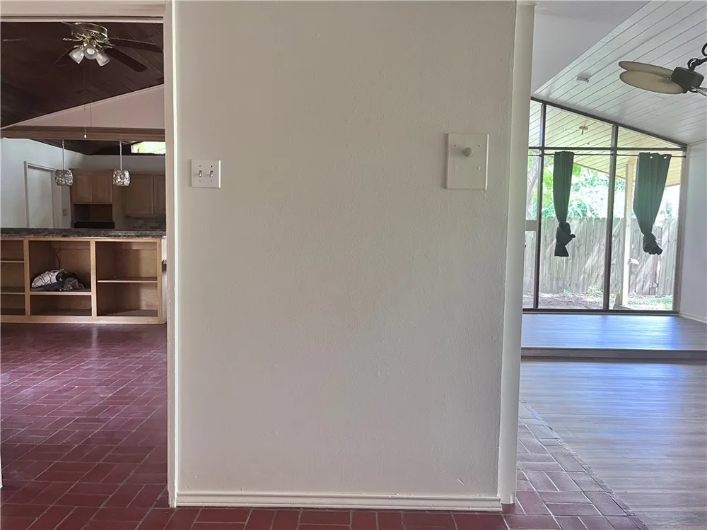 114 E Janin Circle Portland, TX 78374