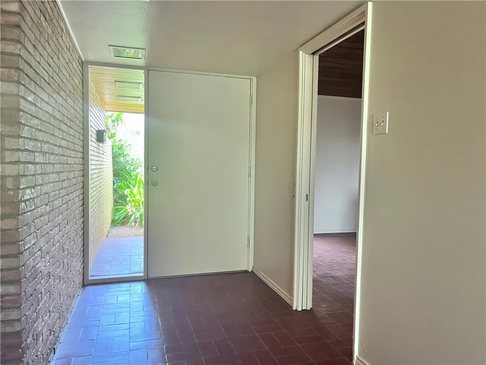 114 E Janin Circle Portland, TX 78374