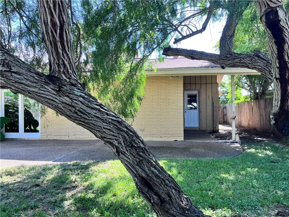 114 E Janin Circle Portland, TX 78374