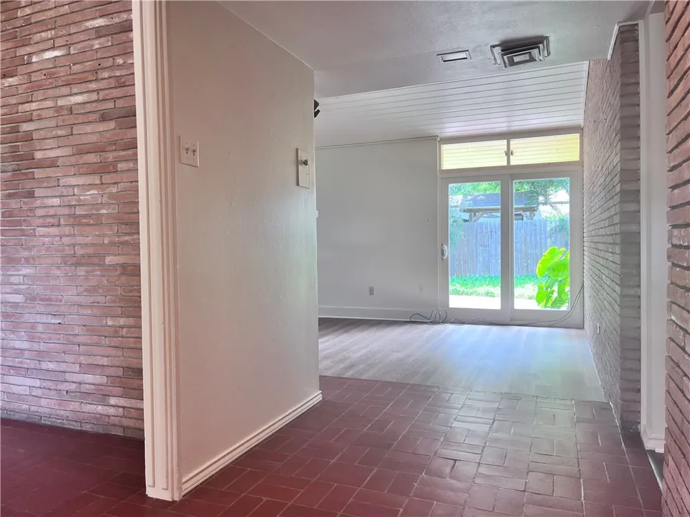 114 E Janin Circle Portland, TX 78374