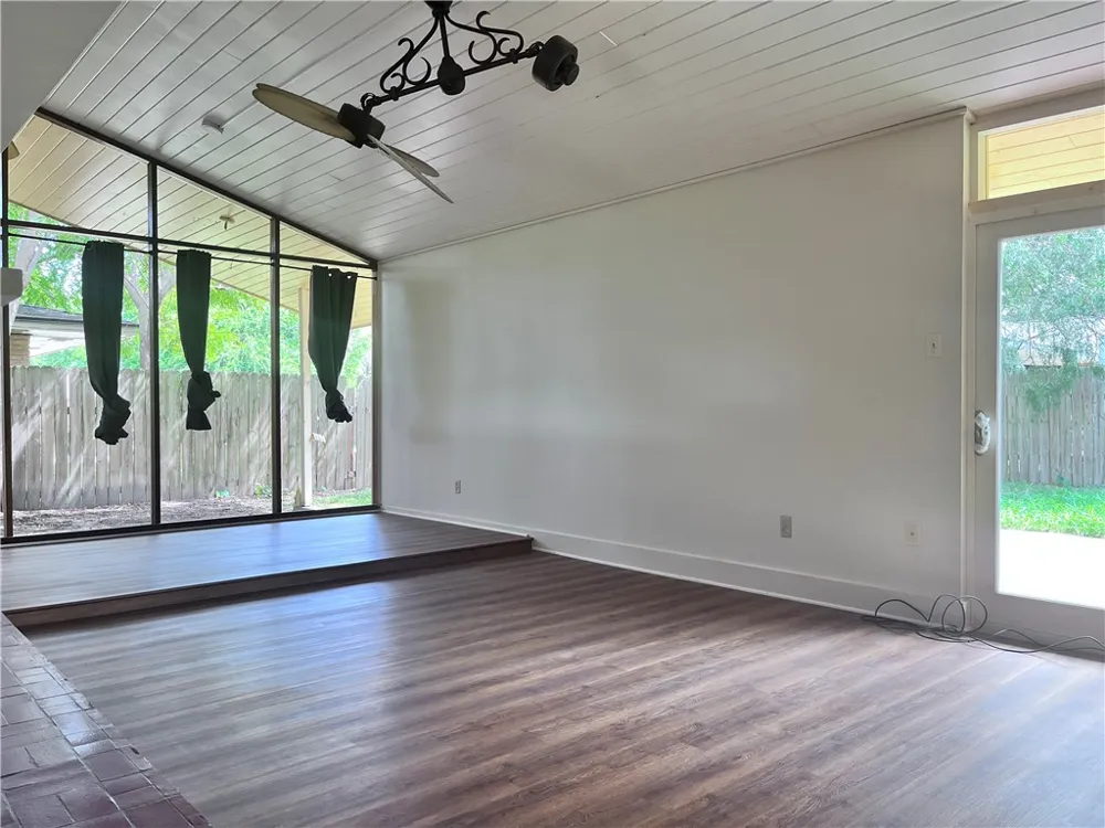 114 E Janin Circle Portland, TX 78374