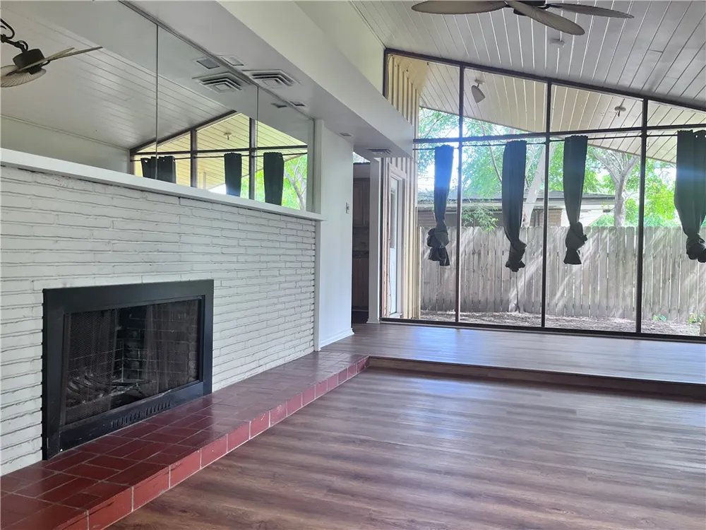 114 E Janin Circle Portland, TX 78374