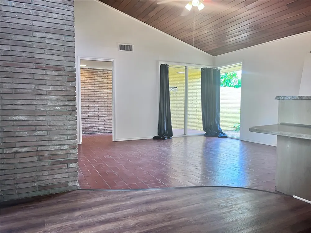 114 E Janin Circle Portland, TX 78374