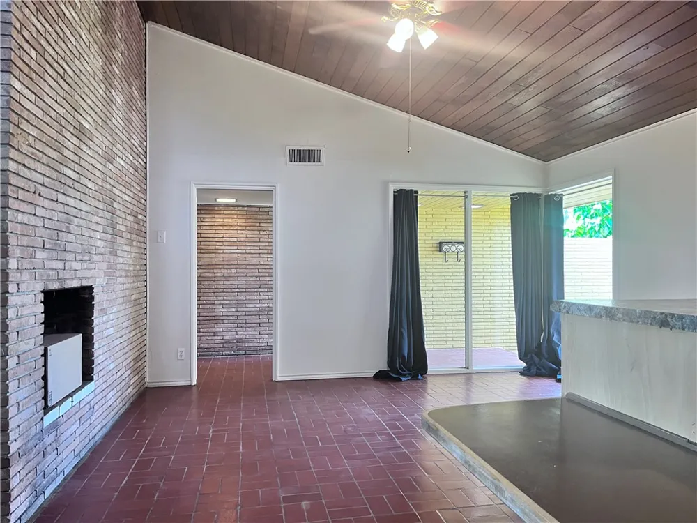 114 E Janin Circle Portland, TX 78374