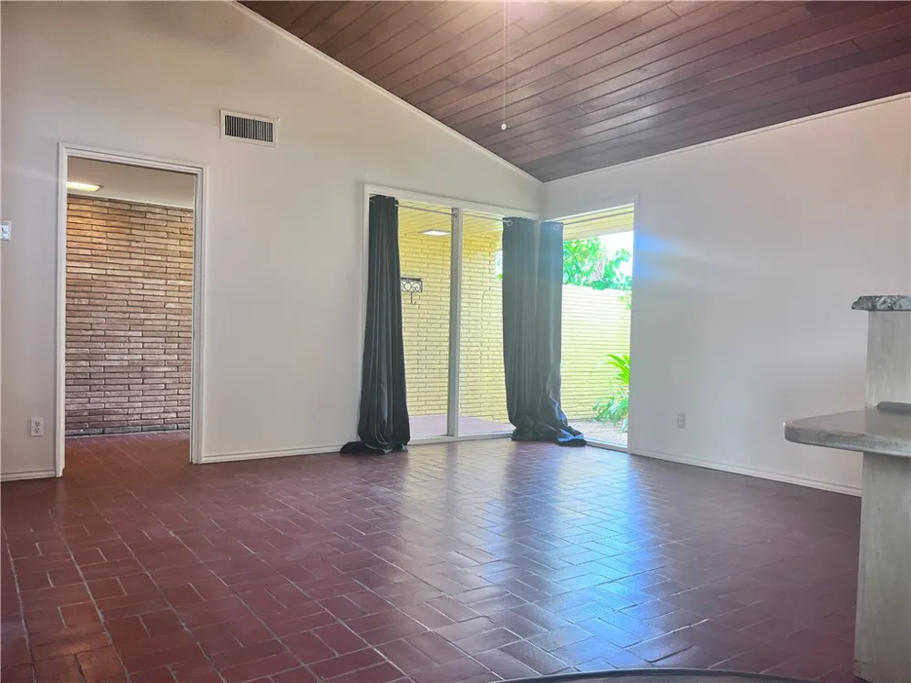 114 E Janin Circle Portland, TX 78374