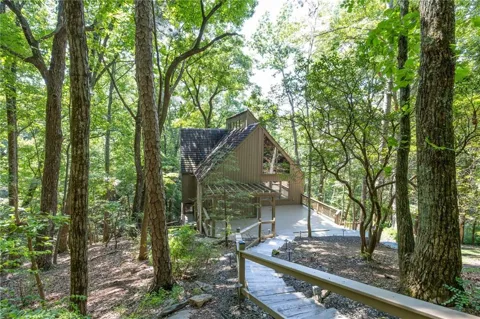 826 Woodland Trace