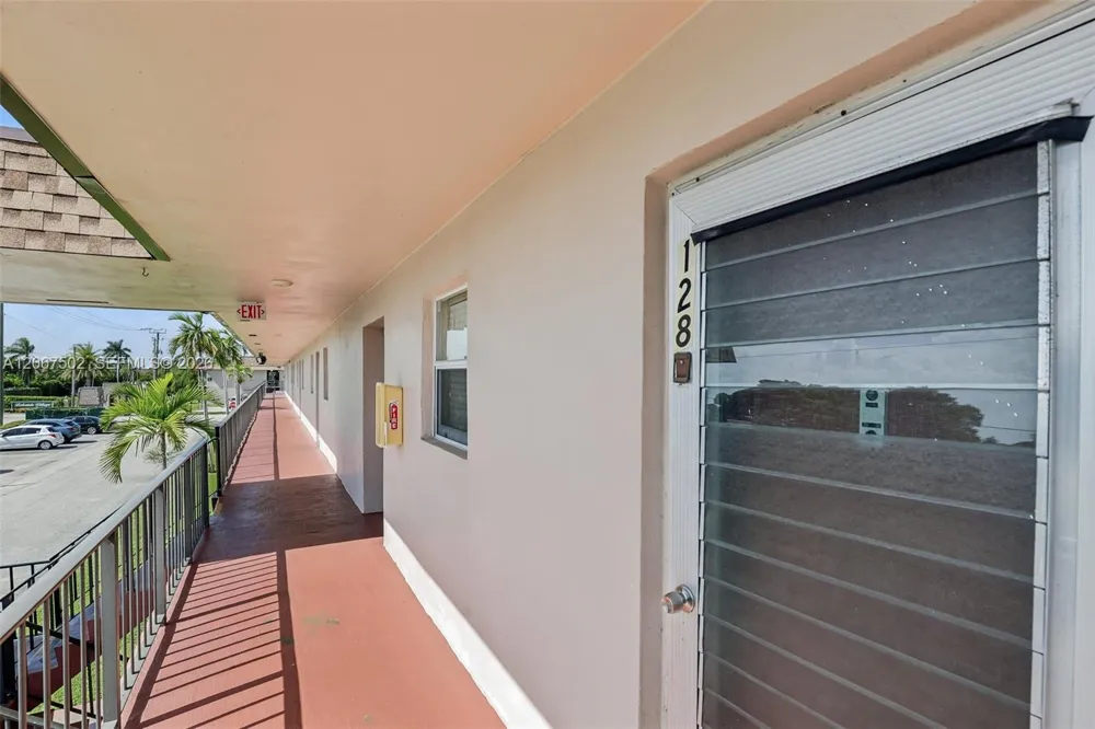 200 Bonnie Blvd #128 Palm Springs, FL 33461