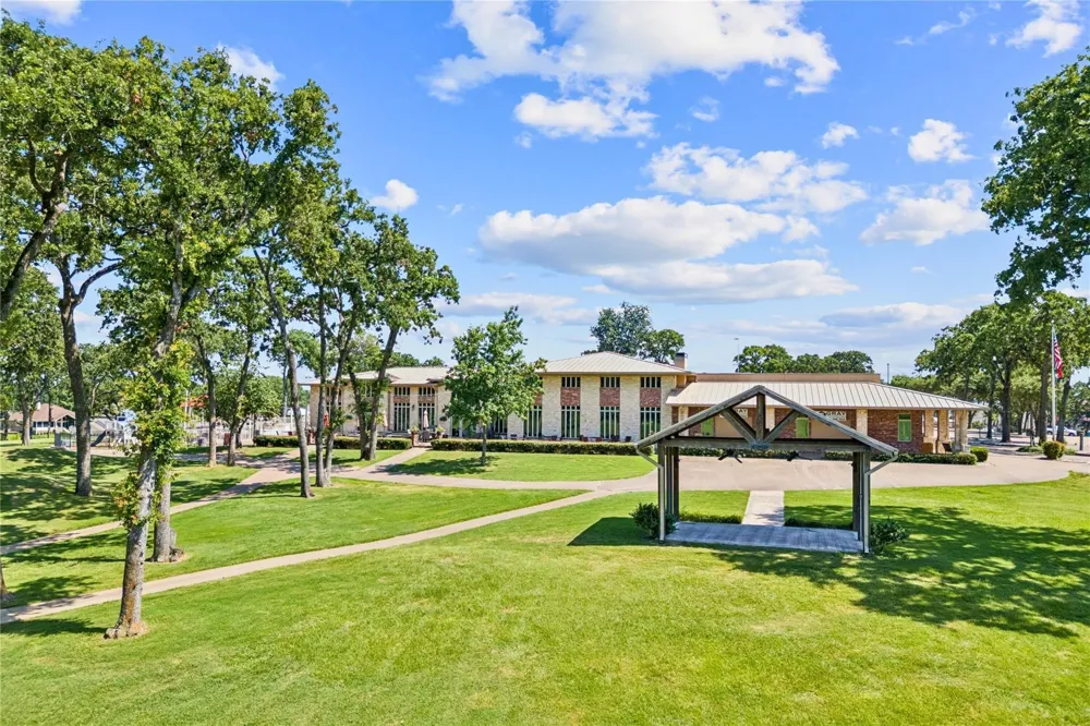 101 Beacon Court Mabank, TX 75143