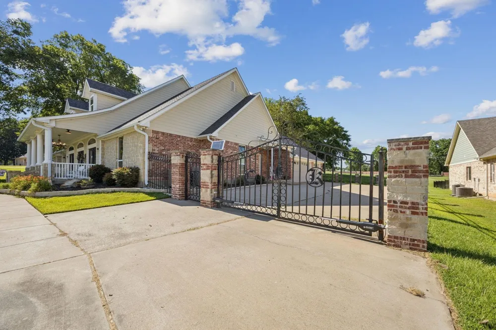 101 Beacon Court Mabank, TX 75143