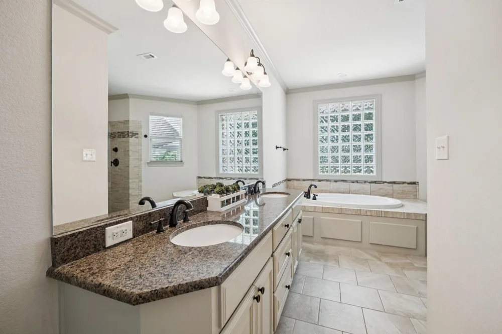 101 Beacon Court Mabank, TX 75143