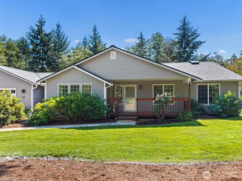 511 E GILLS COVE DRIVE