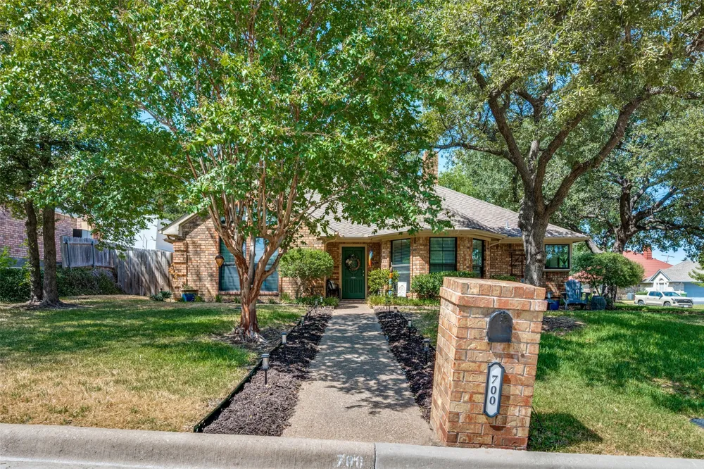 700 Reese Lane Hurst, TX 76054