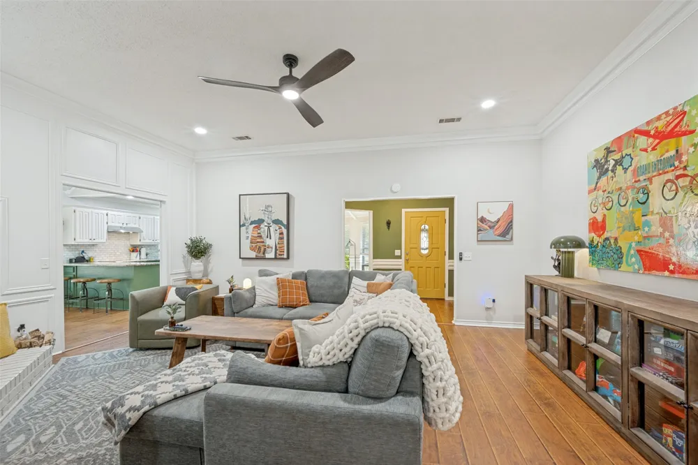 700 Reese Lane Hurst, TX 76054