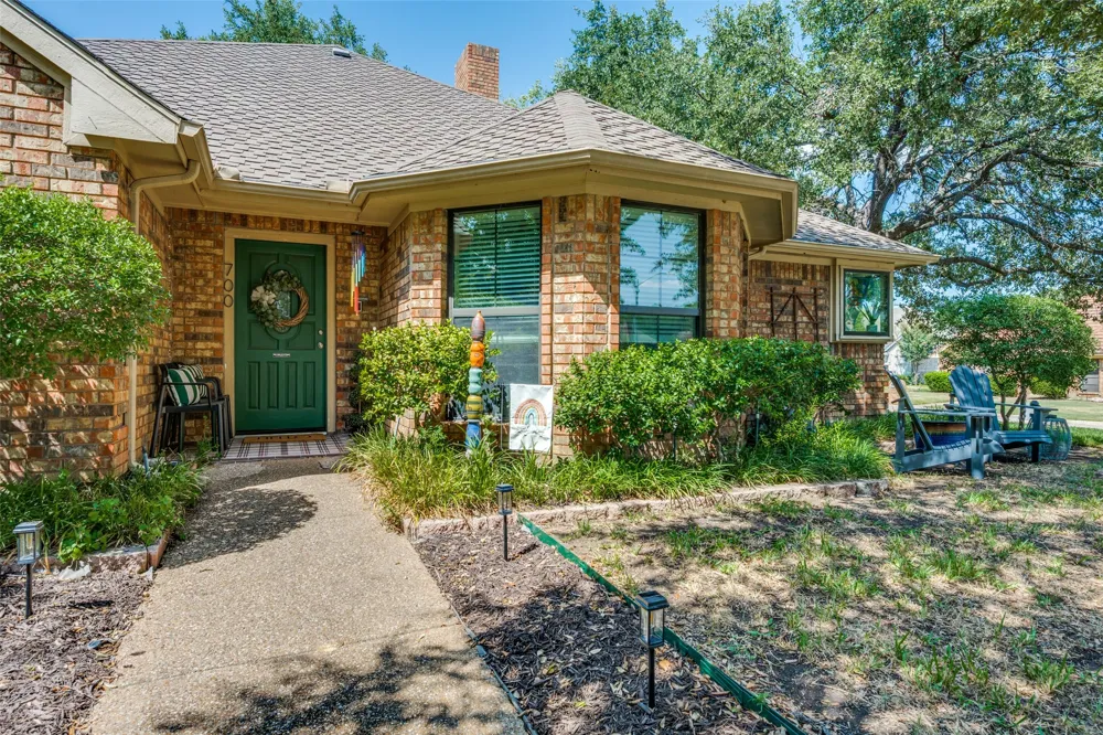 700 Reese Lane Hurst, TX 76054