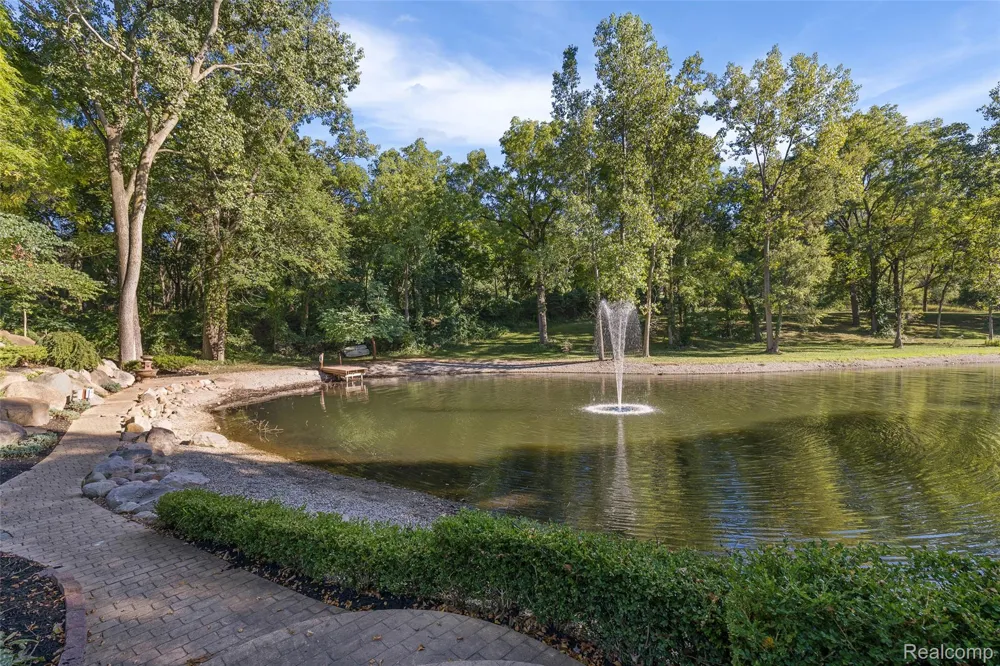 255 CAMELOT WAY Oakland Charter Township, MI 48306