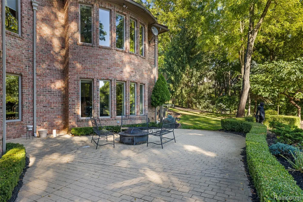 255 CAMELOT WAY Oakland Charter Township, MI 48306