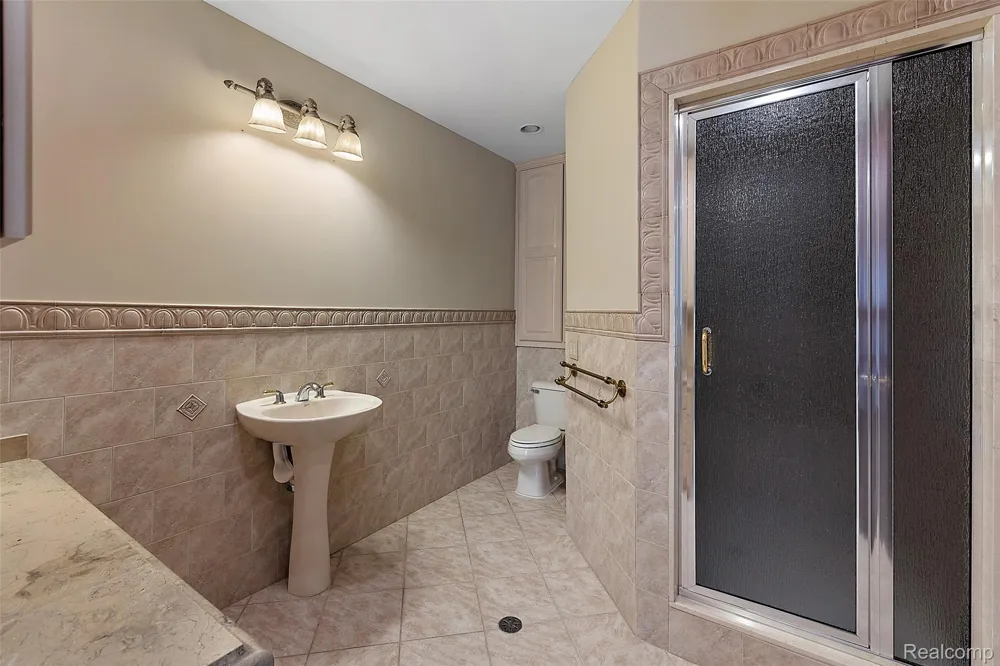 255 CAMELOT WAY Oakland Charter Township, MI 48306