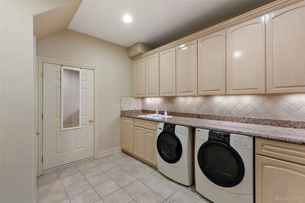 255 CAMELOT WAY Oakland Charter Township, MI 48306