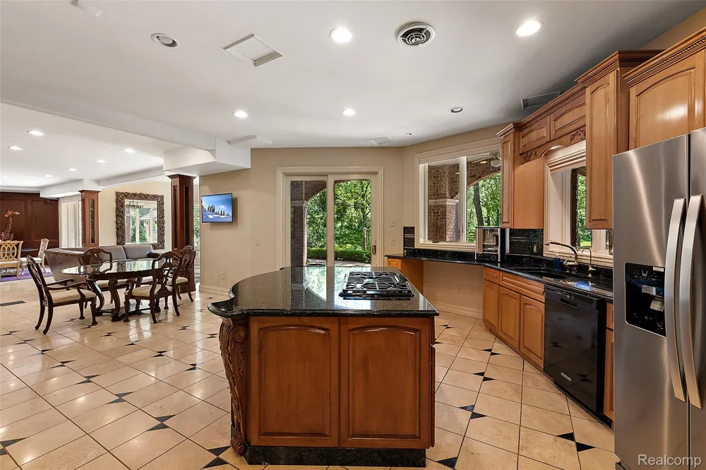 255 CAMELOT WAY Oakland Charter Township, MI 48306