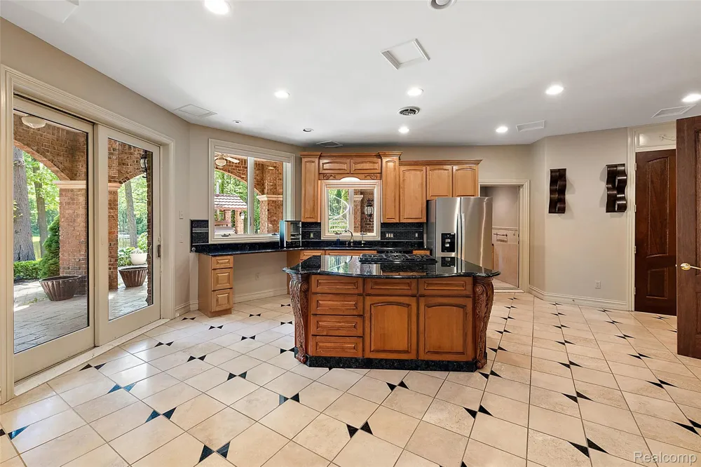 255 CAMELOT WAY Oakland Charter Township, MI 48306