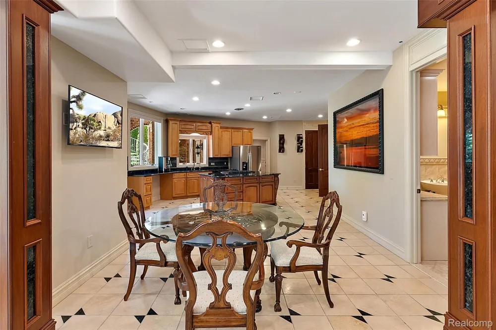 255 CAMELOT WAY Oakland Charter Township, MI 48306