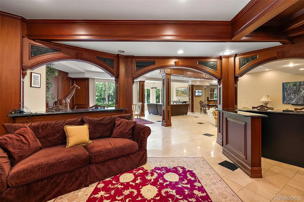 255 CAMELOT WAY Oakland Charter Township, MI 48306