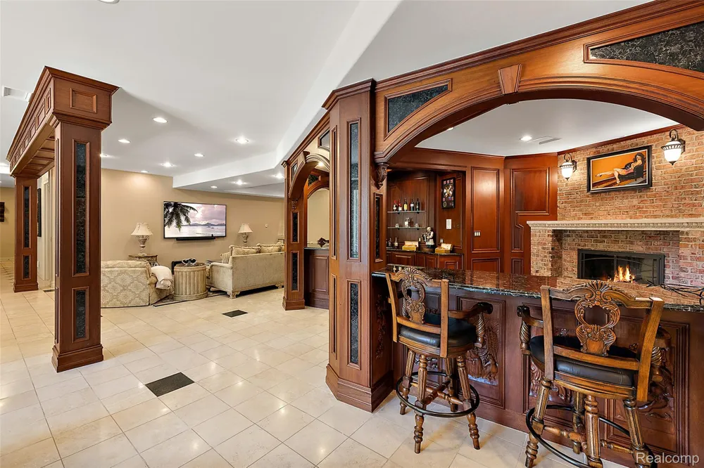 255 CAMELOT WAY Oakland Charter Township, MI 48306